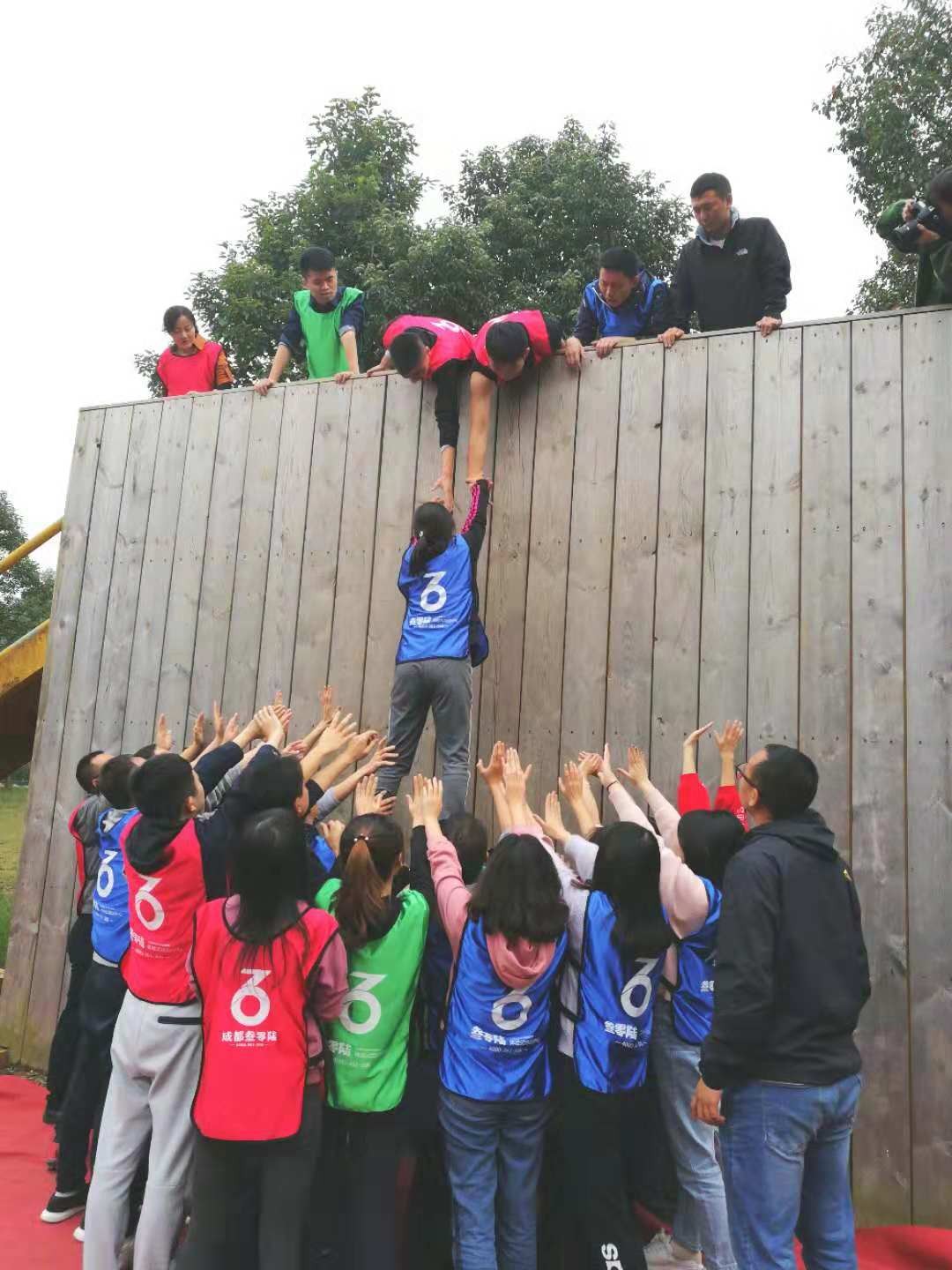 图六为“毕业墙”活动